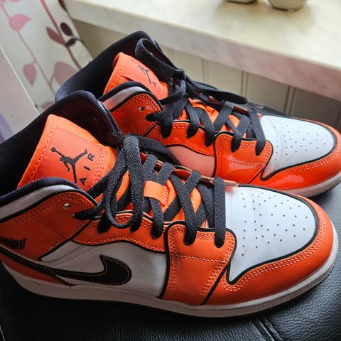 Jordan 1 Mid SE Turf Orange GI BUD