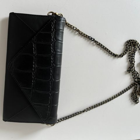 Svart veske / wallet on chain (ca 22.5 x 12 x 2 cm)