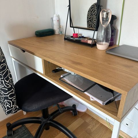 Fint brukt skrivebord + stol.