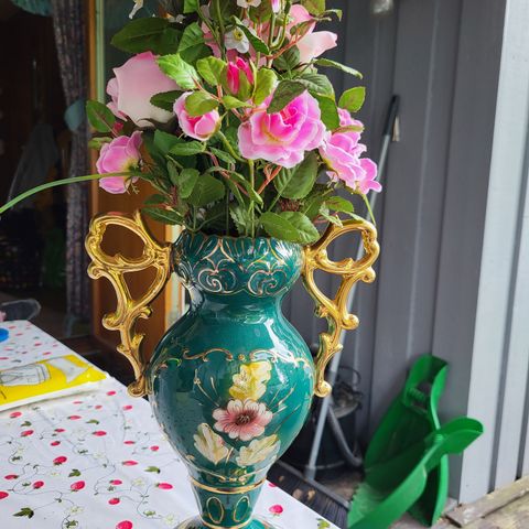 Vase med kunstige blomster