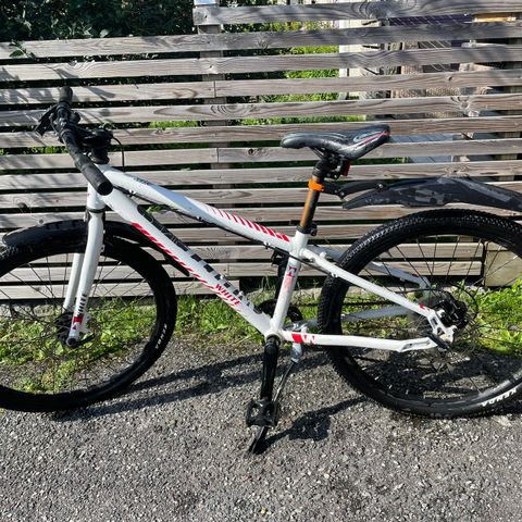 RESERVERT WHITE 24 lite sykkel (8-12 år)