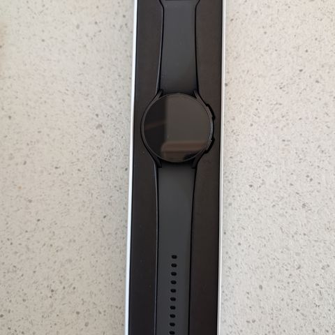 Strøken Samsung Galaxy Watch6 44 mm LTE/BT/Wifi + Fabric Band