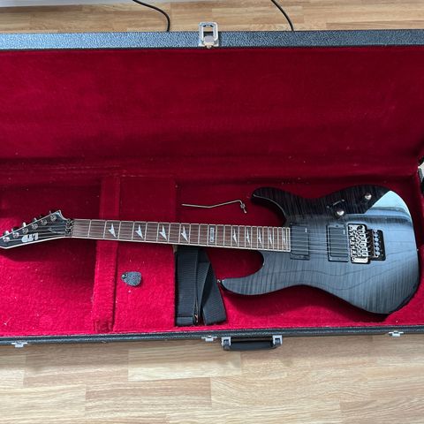 Esp LTD m-200mf med hardcase, forsterker og pedaler.