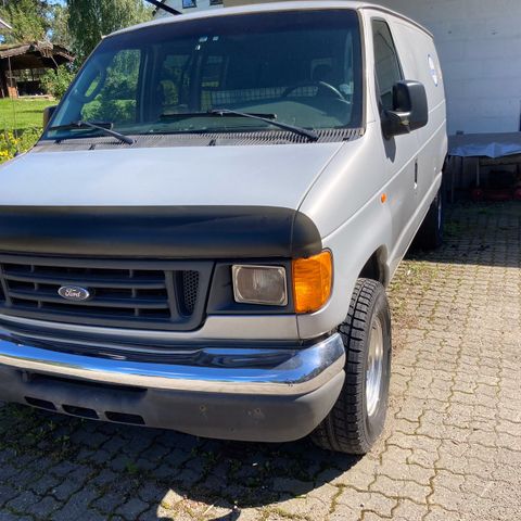 Opprydning etter tredve år med Ford Econoline.