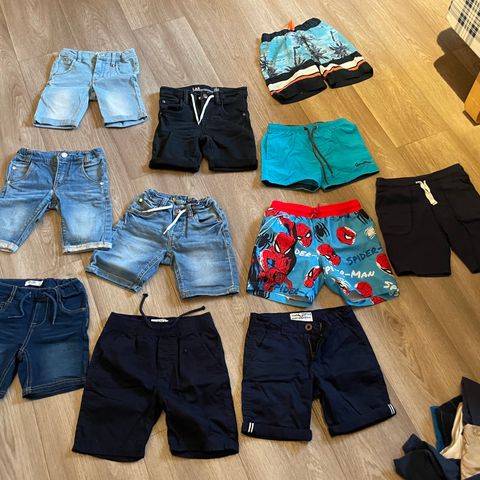 Shorts og t-skjorter i 110 og 116. Mest 116