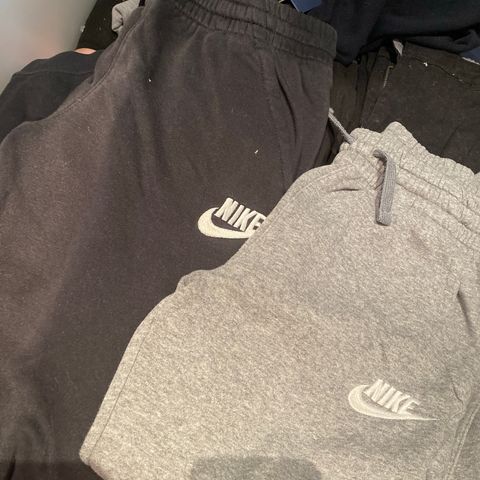 To stk Nike joggebukser. Svart og grå. Svært lite brukt. Kr 600