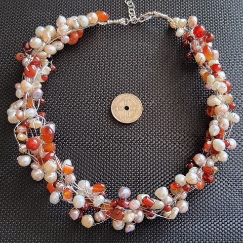 Halssmykke med ekte perler og naturlige steiner i sølv 925