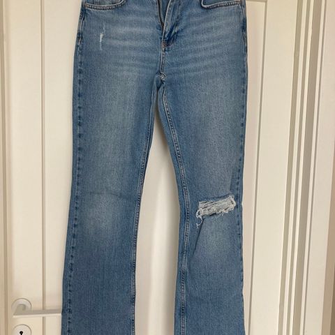 2 jeans med hull i