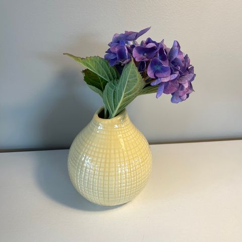Liten gul vase
