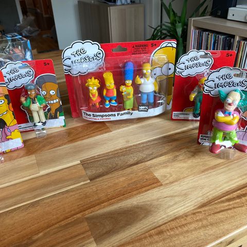 Komplett samling av offisielle The Simpsons-figurer