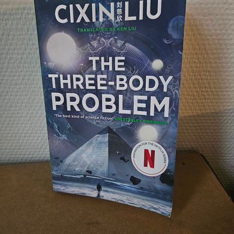 Boken "Three Body Problem" til salgs