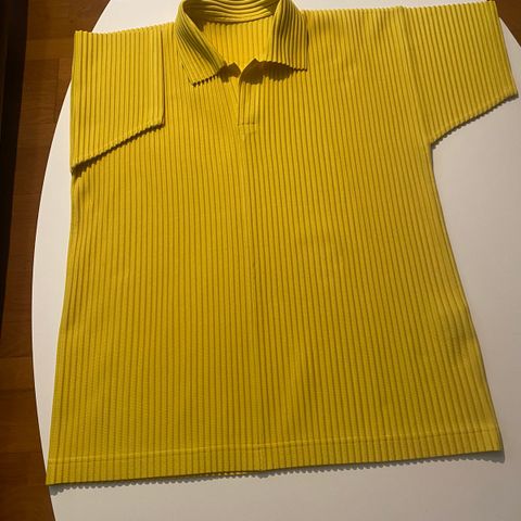 Lite brukt Issey Miyake Homme Plissé polo i str. L.  3500kr.