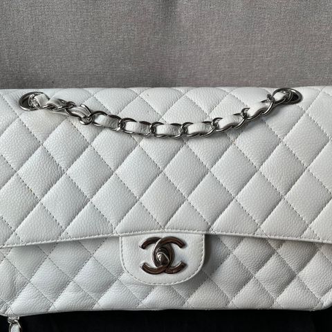 Chanel Medium Classic Flap Bag Hvit Kaviarskinn Sølv Hardware