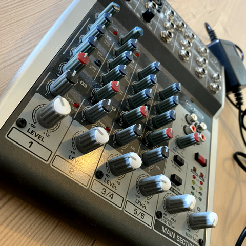 Behringer Xenyx Q802USB mixer