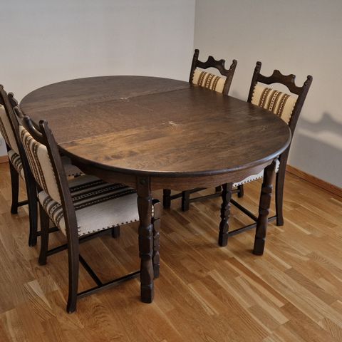 Rundt Spisebord med 4 stoler og 2 klaffer.