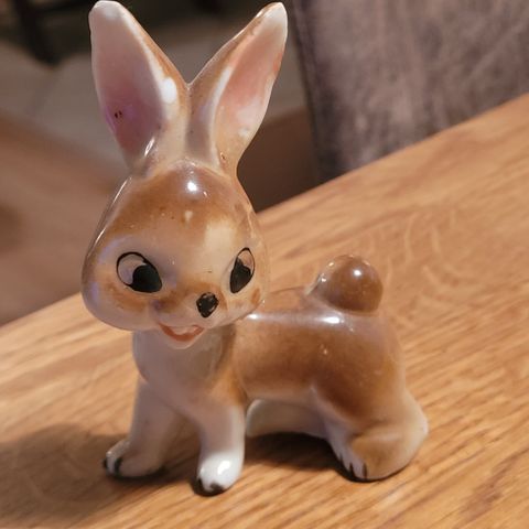 Japansk porselensfigur smilende hare med store øyne og rosa ører