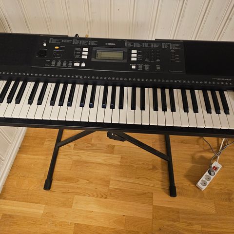 Yamaha PSRE343 midi bærbart keyboard med stativ