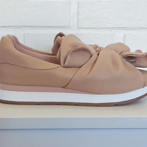 Nude dame sneakers med sløyfe.  Str 39