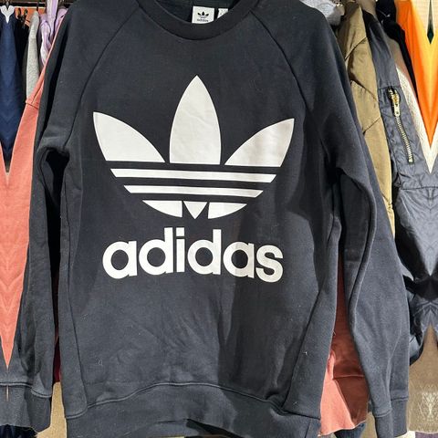 Adidas klær i xs gis bort