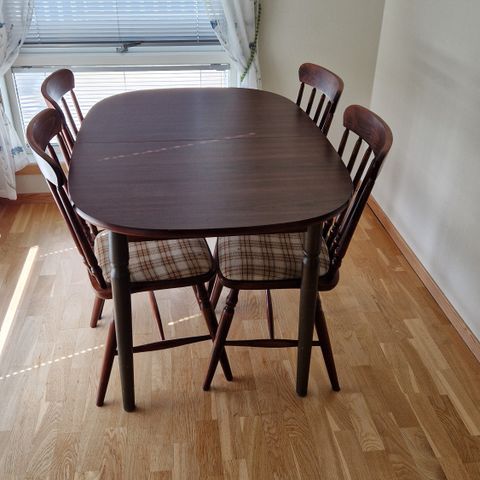 Ovalt Kjøkkenbord med 4 stoler gis bort.