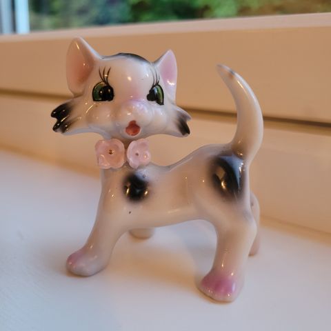 Sassy cat - japansk porselensfigur i eksklusivt materiale