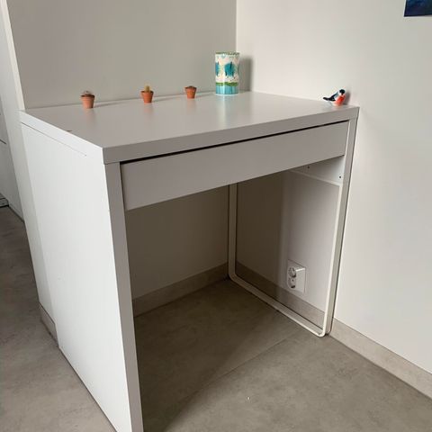 Enkelt, hvitt IKEA MICKE skrivebord - Org. 519 kr