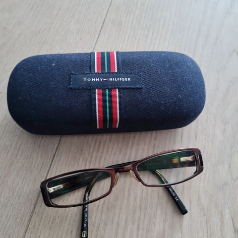 Tommy Hilfiger briller + etui