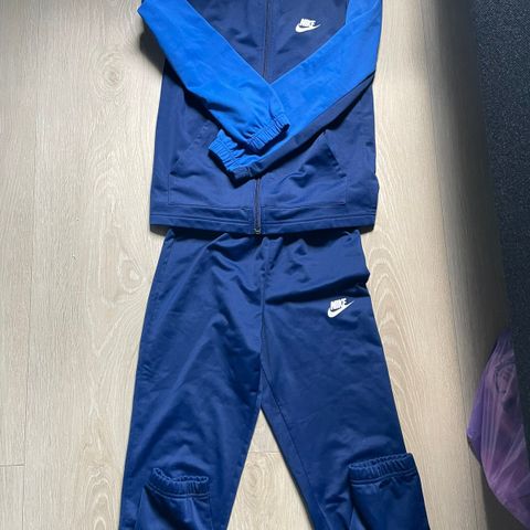 Nike joggedress  str 137-147