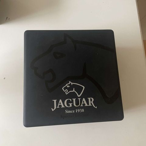 Special edition jaguar klokke selges!
