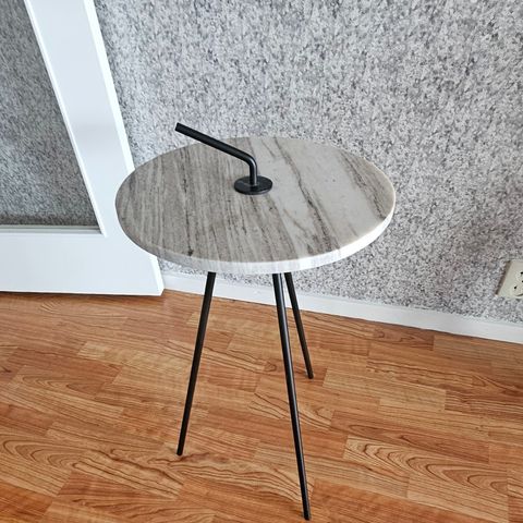 Sjarmerende, solid sidebord i ekte marmor.