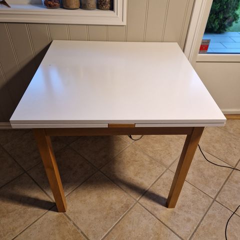Kjøkkenbord 80x80cm med uttrekkbare plater
