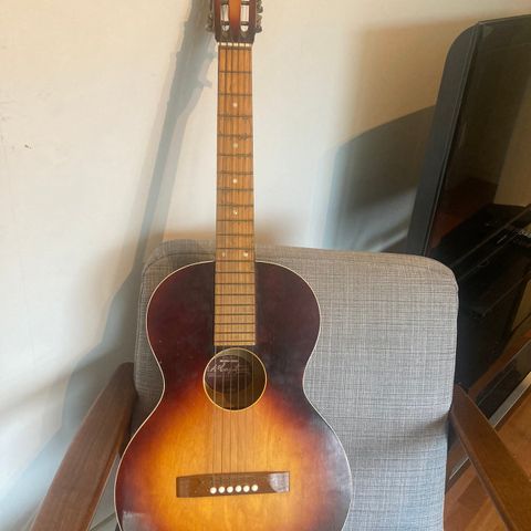 Eldre Hagstrøm gitar nr 15