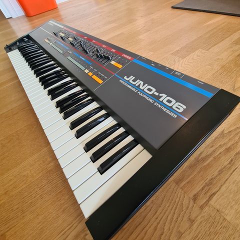 ROLAND JUNO-106 i topp stand selges