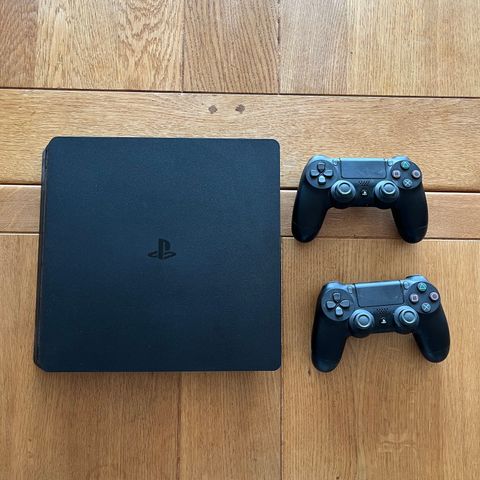 Playstation 4 med 2 kontrollere selges billig