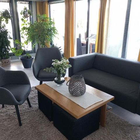 Stuebord/sofabord med puffer