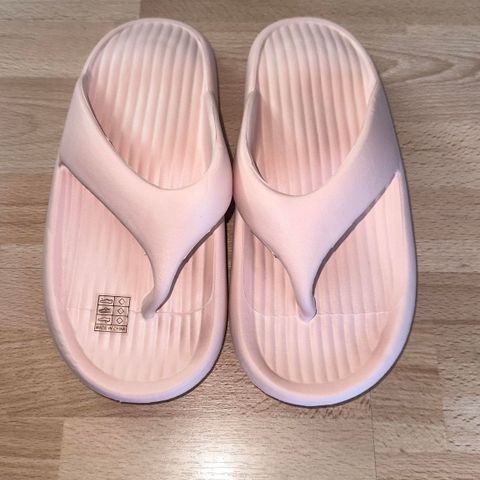 HELT NYE ROSA SLEEPERS / FLIP FLOPS MED MYK SÅLE, STR. 39