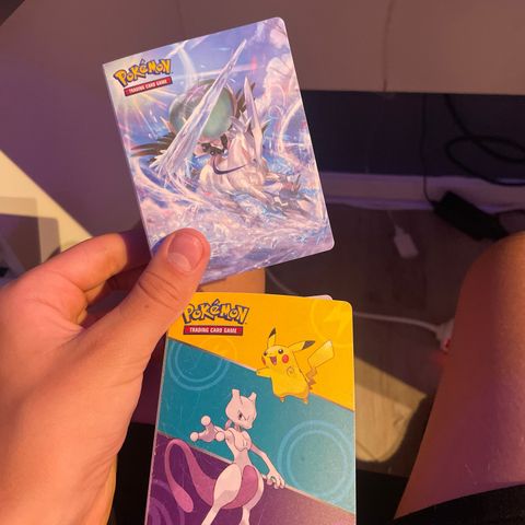 2 pokemon kort holdere