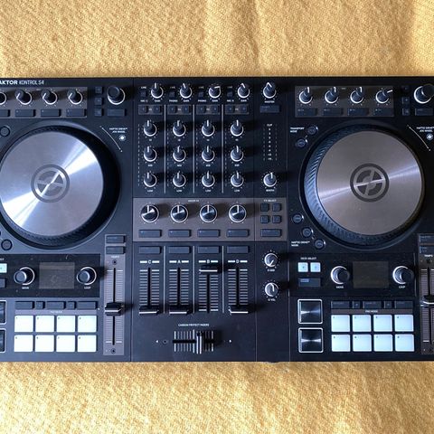 Traktor Kontrol S4 MK3 Native Instruments