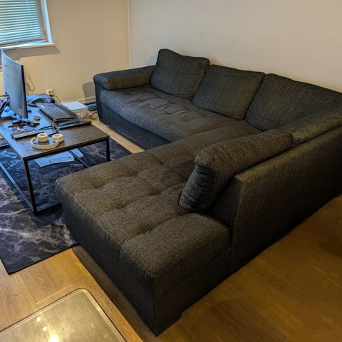 Fin L-sofa (rift bør syes)