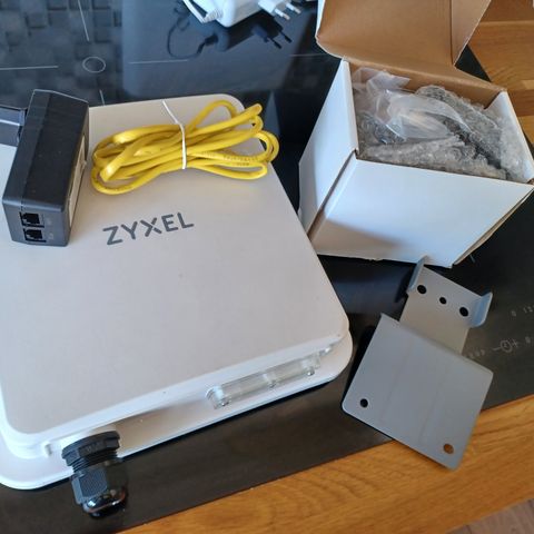 Zyxel NR7102 5G Antenne med braketter og strømadapter