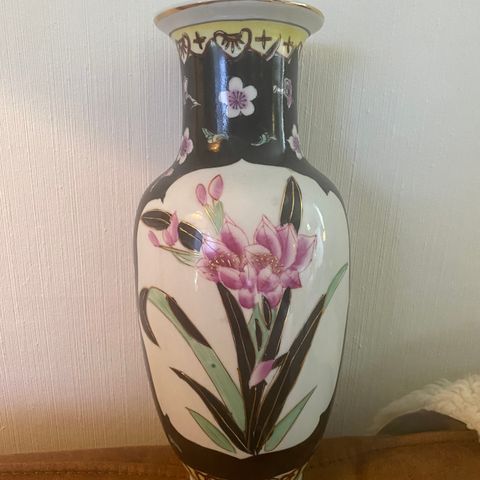 Flott eldre asiatisk vase porselen 30 cm høy.