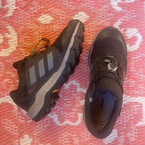 Adidas Gore-tex. Brukt ca tre ganger. Nyprisen 1100