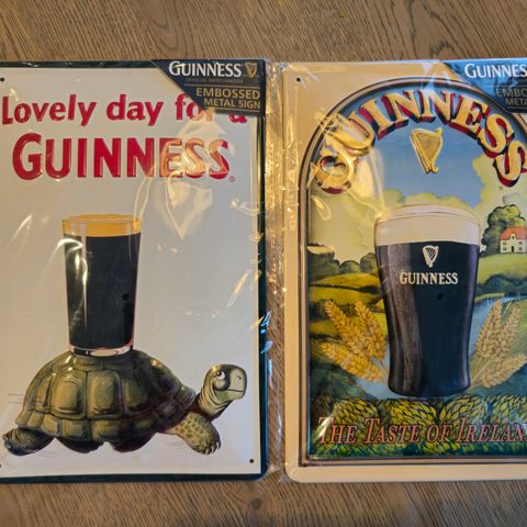 To Guinness metallskilt fra Dublin