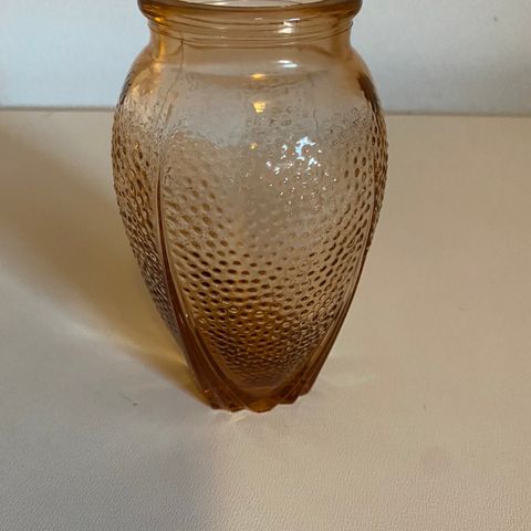 Vintage vase og karaffel i rosa / rose i pressglass