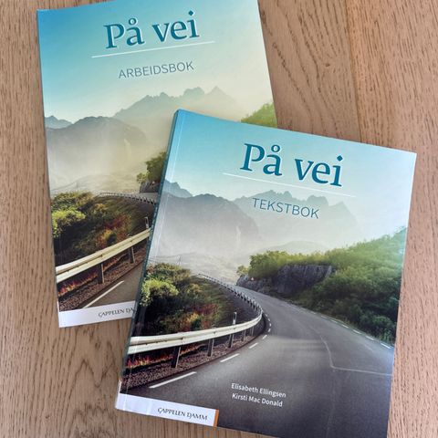 Et sett med bøker for å lære norsk På vei