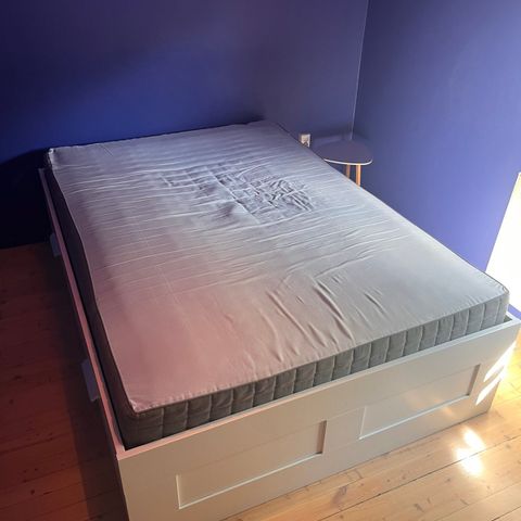 IKEA seng med skuffer gis bort