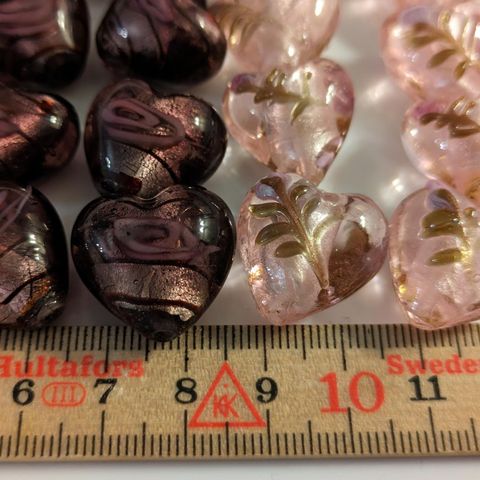 Glass perler hjerter med mønster Kr. 10 pr. stk. eller kr. 100,- for 12 stk.