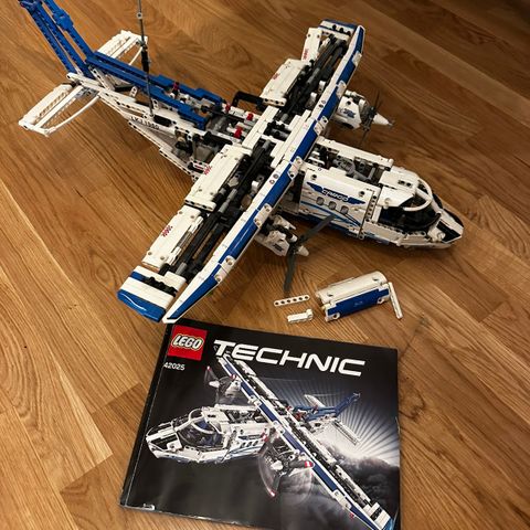 Stort LEGO Technic fly og LEGO båt