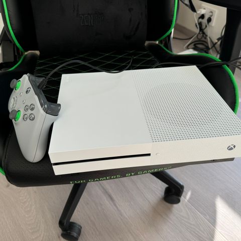 Xbox One S med 1 kontroller