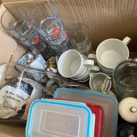 kjøkkenpakke med mange ting / kitchen equipment for student
